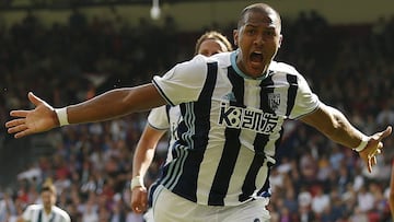 Salom&oacute;n Rond&oacute;n celebra un gol con el West Bromwich Albion.