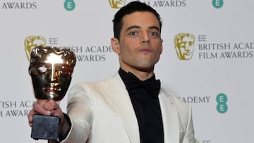 Rami Malek con su premio por Mejor Actor en Bohemian Rhapsody