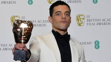 Rami Malek con su premio por Mejor Actor en Bohemian Rhapsody 