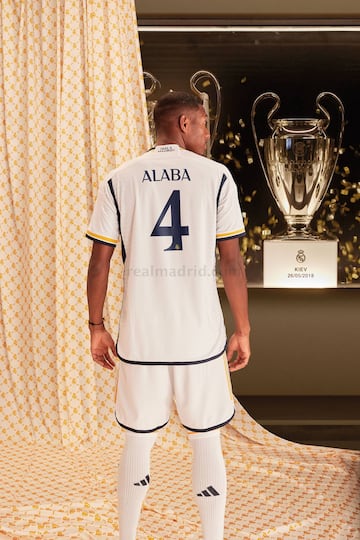Alaba, defensa del Real Madrid, posando con la equipación para la temporada 23/24.
