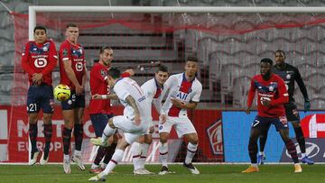 PSG's Angel Di Maria takes a free-kick during the French League One soccer match between Lille and Paris Saint-Germain at the Stade Pierre Mauroy stadium in Villeneuve d'Ascq, northern France Sunday, Dec. 20, 2020. (AP Photo/Michel Spingler)