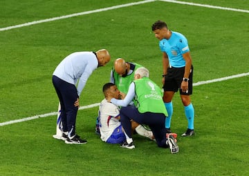 Kylian Mbappé recibe asistencia del cuerpo médico de la selección francesa.