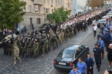 Policía ucraniana escoltando a aficionados del Legia Varsovia al estadio al estadio en Kiev donde juega su equipo la ida de la previa de Europa League contra el Zorya Lugansk.