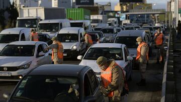 Members of the Argentine Naval Prefecture ask for permissions at a check point on a bridge over the Riachuelo stream after authorities tighten virus lockdown measures against the spread of the novel coronavirus, COVID-19, in Buenos Aires, on July 1, 2020. - The pandemic has killed at least 511,312 people worldwide since it surfaced in China late last year, according to an AFP tally at 1100 GMT on Wednesday based on official sources. (Photo by Juan MABROMATA / AFP)