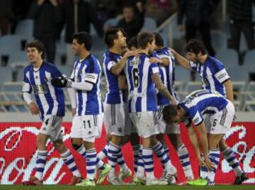 Los jugadores de la Real Sociedad celebran el gol de Xabi Prieto. 1-0.