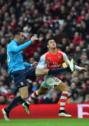 Alexis Sánchez fue la mejor figura de Arsenal: anotó doblete y dio el pase para el tercer gol, en el triunfo sobre Stoke City.
