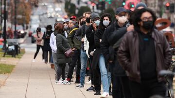 WASHINGTON, DC - DECEMBER 28: People wait in line at a testing site to receive a free COVID-19 PCR test in Farragut Square on December 28, 2021 in Washington, DC. Yesterday the CDC announced that people should self-isolate or five days, instead of ten, after they've tested positive for Covid-19 if they don't have symptoms. Anna Moneymaker/Getty Images/AFP
== FOR NEWSPAPERS, INTERNET, TELCOS & TELEVISION USE ONLY ==