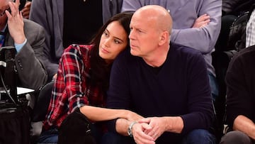 Emma Heming Willis y Bruce Willis asisten al New York Knicks-Cleveland Cavaliers.