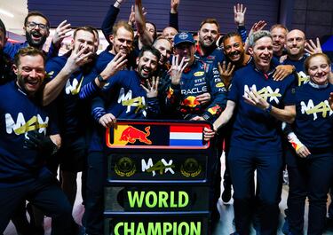 Max Verstappen junto con su equipo de escudería celebrando por todo lo alto su cuarto campeonato del mundo de la Fórmula 1.