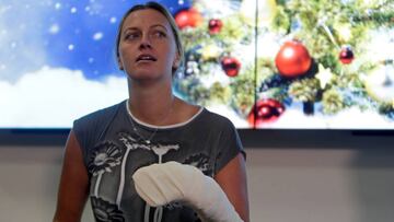 Petra Kvitova da una rueda de prensa tras ser herida despu&eacute;s de sufrir un asalto a su casa en diciembre de 2016.