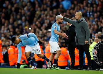 Vincent Kompany fue el héroe de la jornada para el Manchester City, ya que su golazo al ángulo ante Leicester le permite al equipo de Pep Guardiola llegar a la última fecha como líder de la Premier League con un punto más que el Liverpool.