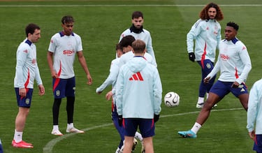 Oyarzabal, Lamine Yamal, Álex Baena y Samu en un rondo.
