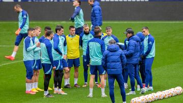 Simeone da indicaciones a los jugadores del Atlético en el entrenamiento realizado en el Metropolitano.