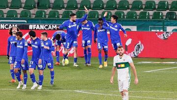 GRAF9354. ELCHE, 11/01/2021.- Los jugadores del Getafe celebran el segundo gol del equipo durante el partido de la jornada 18 de LaLiga ante el Elche, celebrado este lunes en el estadio el estadio Manuel Mart&iacute;nez Valero. EFE/Ram&oacute;n