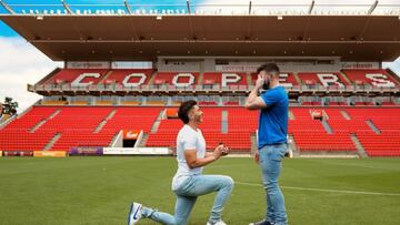 Josh Cavallo pide matrimonio a su pareja en el estadio de su equipo