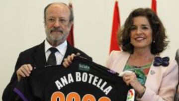 La alcaldesa de Madrid, Ana Botella, junto al alcalde de Valladolid, Javier Le&oacute;n, durante la presentaci&oacute;n de la camiseta que lucir&aacute; el Real Valladolid CF con el logotipo de Madrid 2020.