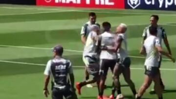 Deyverson bromea a Edu Vargas en una práctica del Mineiro y pasa esto: casi termina mal