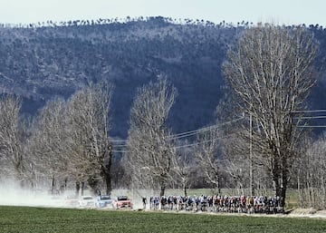 El pelotón durante Strade Bianche, clásica celebrada en Italia que se caracteriza por sus duros tramos de 'sterrato'.