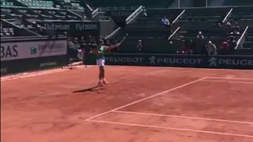 Rafa Nadal entrena sobre la arcilla de la pista Philippe Chatrier para preparar Roland Garros.