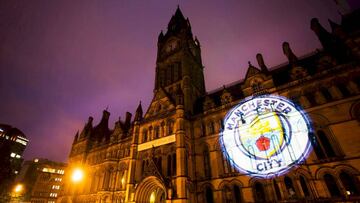 El nuevo escudo del City, proyectado sobre la fachada del ayuntamiento de Manchester.