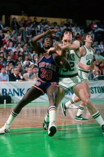 Bernard King de los New York Knicks and Kevin McHale de los Boston Celtics en 1984