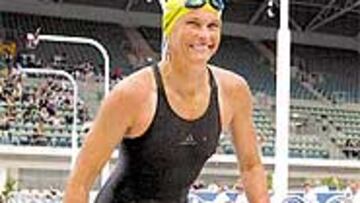 <b>EL RETORNO</B>. Shane Gould sale de la piscina tras la competición.