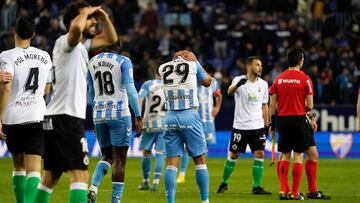 Los jugadores del Málaga, cabizbajos tras perder ante el Racing.