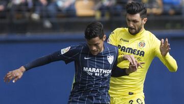 GRA102. VILLARREAL, 12/02/2017.- El defensa venezolano del Málaga CF Roberto José Rosales (i) disputa un balón con el centrocampista ítalo-germano del Villarreal CF Roberto Soriano (d) durante el partido correspondiente a la vigésima segunda jornada de LaLiga Santander disputado esta mañana en el estadio de la Cerámica. EFE/Domenech Castelló