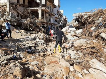 Miembros de la Media Luna Roja Libia en Ajdabiya trabajan en una zona afectada por las inundaciones.