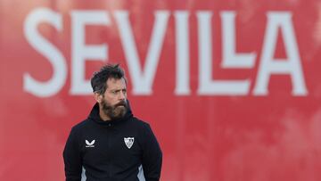 Quique S¨¢nchez Flores durante un entrenamiento del Sevilla.