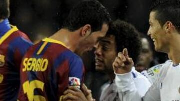 <b>PIQUE. </b>Busquets se encara con Marcelo en el Bernabéu y se tapa la boca mientras se dirige a él.