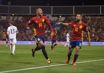 El hispano-brasile?o es el cuarto futbolista nacionalizado con ms partidos en la historia de la Seleccin (27). Debut en octubre de 2014 tras un buen primer tramo de temporada en el Valencia. Rodrigo nunca ha sido una pieza indiscutible en las convocatorias, pero durante varios meses se convirti en un buen comodn. Uno de esos a los que acuden los entrenadores para desencallar los encuentros. Lleg a disputar el Mundial de Rusia de 2018 y su ltima convocatoria fue el 2 de junio de 2023.