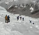 Suben a ocho los fallecidos en los atascos del Everest