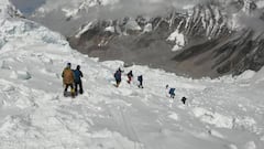 Once toneladas de basura y cuatro cadáveres, recogidos en la limpieza del Everest