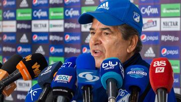 pINTO EN RUEDA DE PRENSA