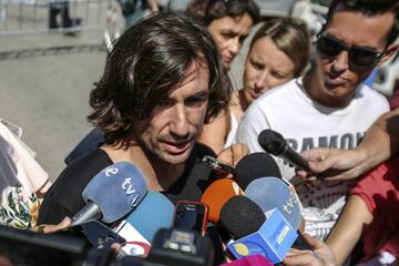 Gelete Nieto, hijo de Ángel Nieto, atiende a los medios a las puertas del tanatorio.