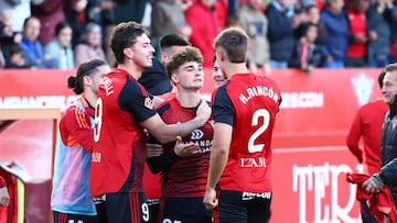 Panichelli y Hugo Rinc¨®n felicitan a Joel Roca, autor del gol de la victoria del Mirand¨¦s ante el Burgos.