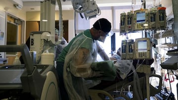 Chula Vista (United States), 05/02/2021.- Radiologic Technologist Hector Gonzalez takes an x-ray of a Covid-19 patient's lungs in his ICU (Intensive care Unit) room at the Sharp Chula Vista Medical Center, amid coronavirus pandemic in Chula Vista, South of San Diego, California, USA, 05 February 2021 (issued on 06 February 2021). Located by the Mexican border, the hospital sees a lot of Mexican nationals crossing the border seeking care for Covid-19. (Estados Unidos) EFE/EPA/ETIENNE LAURENT