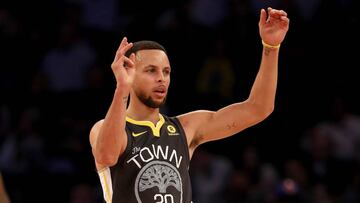NEW YORK, NY - FEBRUARY 26: Stephen Curry #30 of the Golden State Warriors celebrates his three point shot in the second half against the New York Knicks at Madison Square Garden on February 26, 2018 in New York City. NOTE TO USER: User expressly acknowle