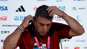 DOHA, 22/11/2022.- El seleccionador de fútbol de Costa Rica, Luis Fernando Suárez, comparece en una rueda de prensa de su conjunto nacional en el centro de prensa del Mundial Qatar 2022 en Doha, Catar, este martes. EFE/ JuanJo Martín
