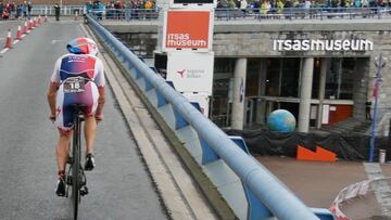 Un duatleta, por el puente de Euskalduna