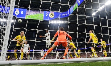 1-2. Kylian Mbappé cuelga el balón desde el lateral derecho y Antonio Rüdiger remata con un tremendo cabezazo el primer tanto. Imposible para Greg Kobel.