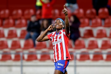 Ajibade señala al cielo para celebrar uno de sus goles. 