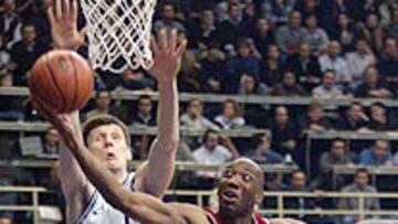 <b>CON LOS NIÑOS.</b> Su salto portentoso le ganó el respeto dentro de la cancha, y su permanente sonrisa hizo lo mismo fuera de ella. Ahora se plantea dedicarse a enseñar a los niños.