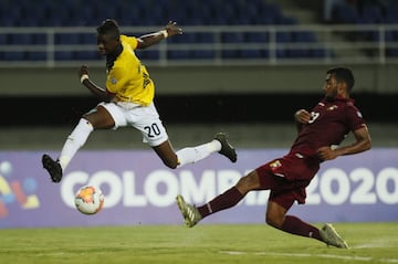 1 asistencia; fue titular en los cuatro partidos con Venezuela, sumó 321 minutos.