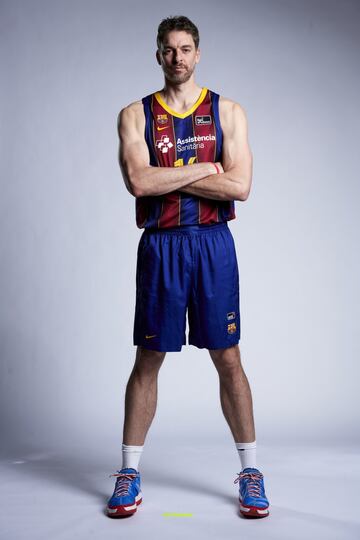 El debut de Pau Gasol con el FC Barcelona Baloncesto est芍 m芍s cerca que nunca. El p赤vot ha realizado la sesi車n de fotos oficiales con la camiseta del club blaugrana.