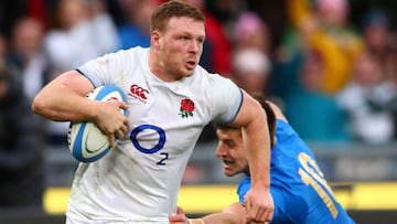 FILE PHOTO: Rugby Union -  Six Nations Championship - Italy vs England - Stadio Olimpico, Rome, Italy - February 4, 2018   England&rsquo;s Sam Simmonds runs in to score their fourth try    REUTERS/Alessandro Bianchi/File Photo