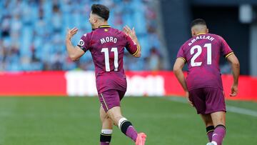 VIGO, 15/09/2024.- El centrocampista del Valladolid Raúl Moro (i) celebra tras anotar un gol durante el partido de LaLiga EA Sports entre el Celta de Vigo y el Valladolid este domingo en el estadio de Balaídos de Vigo. EFE / Salvador Sas
