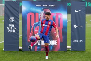 Vitor Roque toca la pelota durante su presentación. 