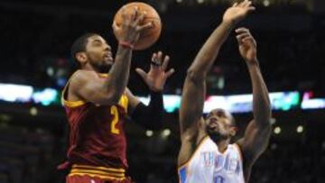 Kyrie Irving lanza delante de Serge Ibaka.